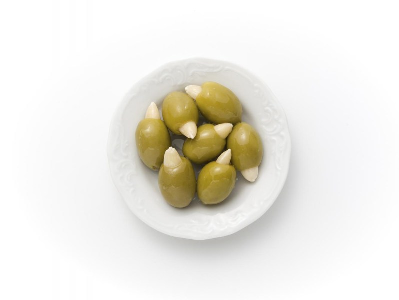 green-olives-stuffed-with-almond_prasines-elies-gemistes-me-amygdalo-1333x1000-1